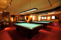 ............ und wenn es oben mal voll ist gibt es noch 5 Pooltische im Untergeschoß